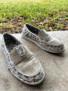 Very G Animal Print Moccasin Flats in Gray & White